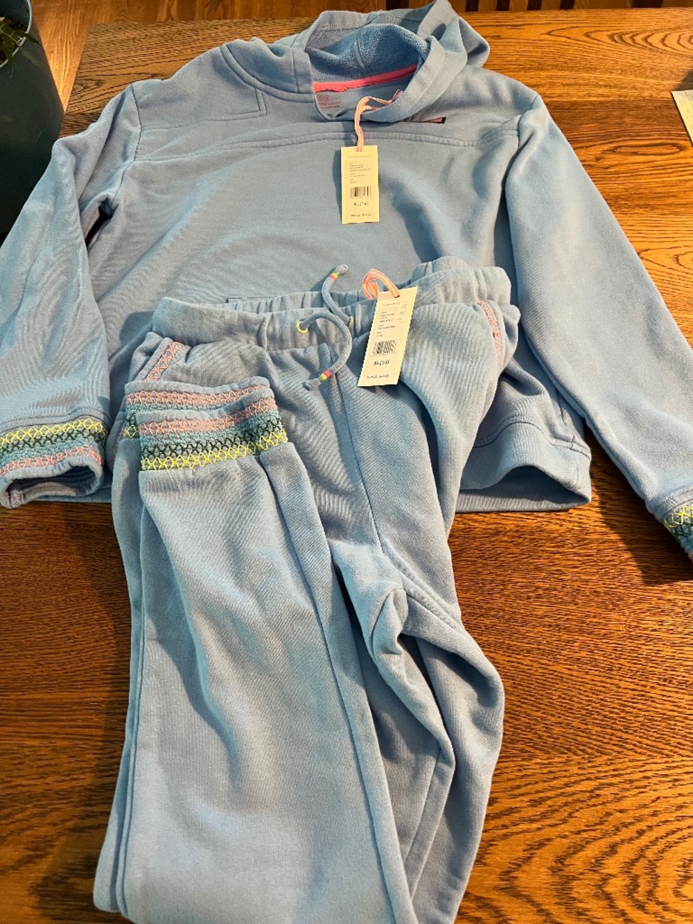 Vineyard Vines sweatshirt and sweatpants